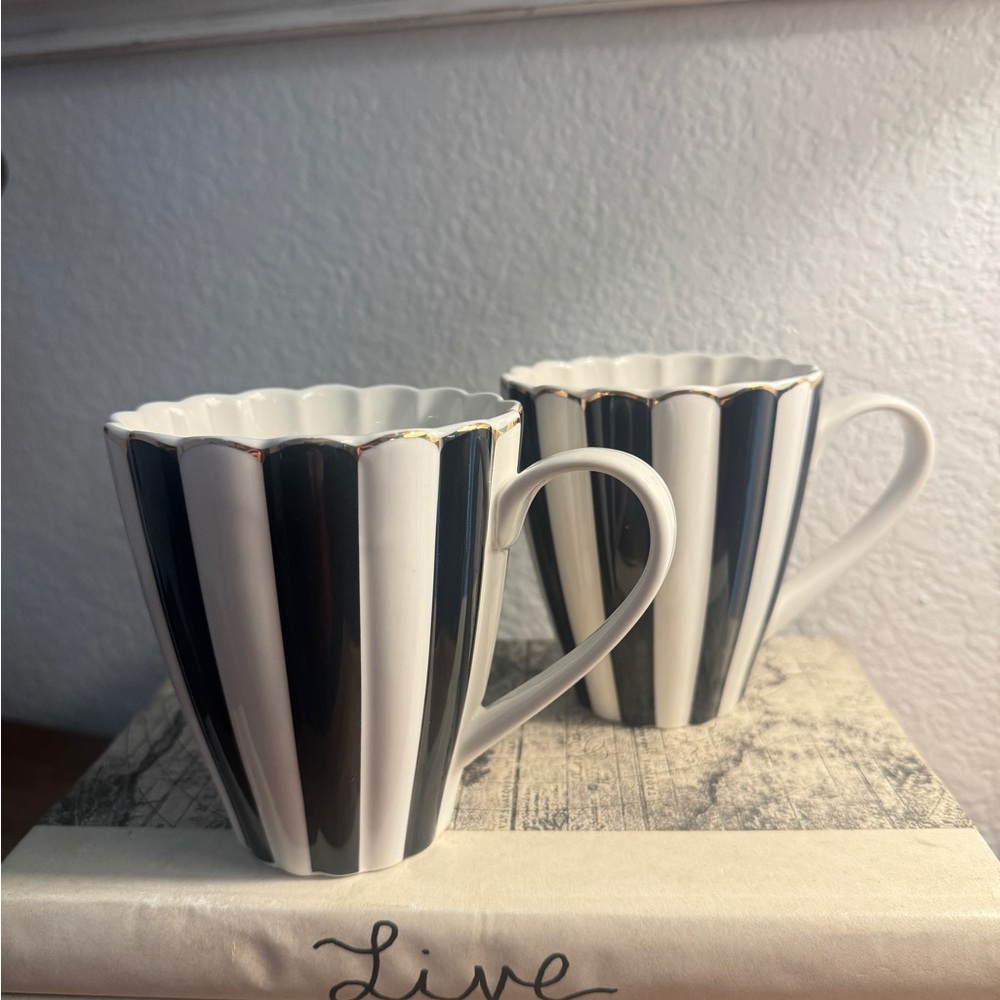 2 Grace Teaware Black & White
Scalloped Coffee Mugs Cup Fine
Porcelain Gold Trim
